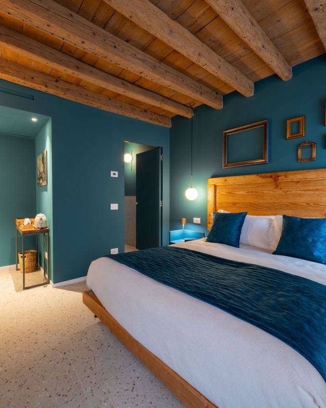 Il blu ottanio della camera